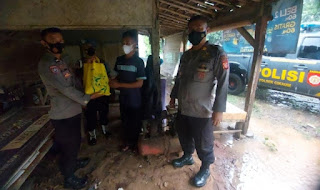 Kabid Humas Polda Jabar : Polisi Di Cikaum  Berikan Bantuan Untuk Masyarakat Terdampak BBM