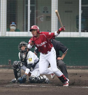 阪神との練習試合の８回、タイムリーを放つ楽天・オコエ＝宜野座村野球場