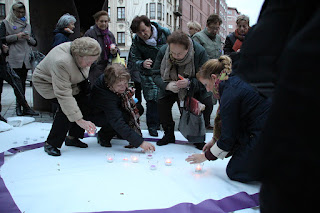 Velas y un lazo lila recuerdan a las mujeres víctimas de la violencia machista