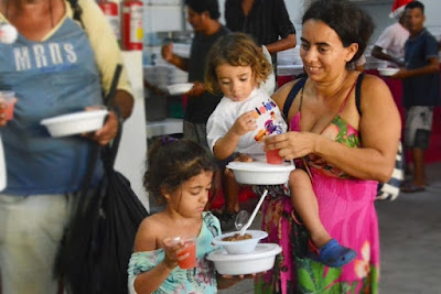 Prefeitura de João Pessoa entrega ‘quentinhas natalinas’ para pessoas em situação de rua