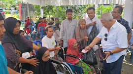 Untuk Orang Tua Jompo di Lombok Tengah, Rachmat Hidayat bagikan puluhan Kursi Roda