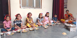 नगर के मोहल्ला शेषपुर में चैत्र नवरात्रि के नवमी के दिन कन्याओं को भोजन करातीं श्रद्धालु महिला।