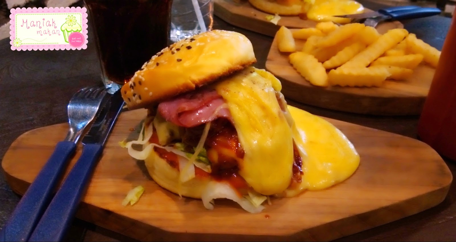  ada beberapa rekomendasi dinner place yang enak buat kalian nih Messy Burger, Solo