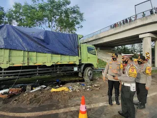 4 tewas 10 Luka-Luka , Kapolres langsung cek TKP Di KM 150-700 Jalur A