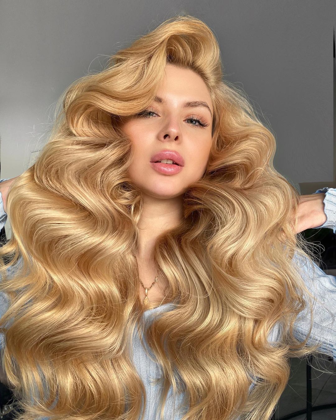 Luxurious voluminous curls that will make you look sexy and classy