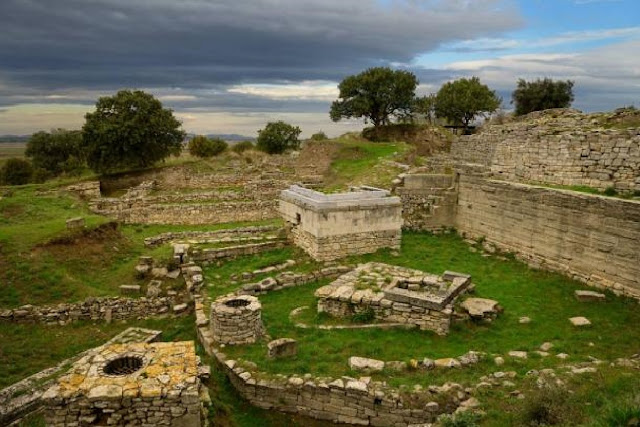 Стены святилища и колодцы Трои VI на археологических раскопках недалеко от Гиссарлыка, Турция