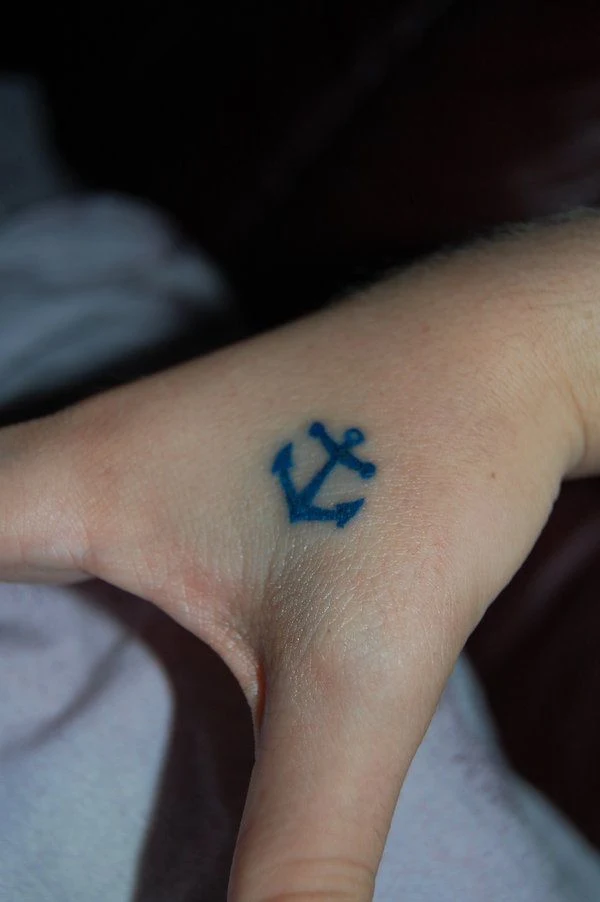 tatuaje de ancla en mano