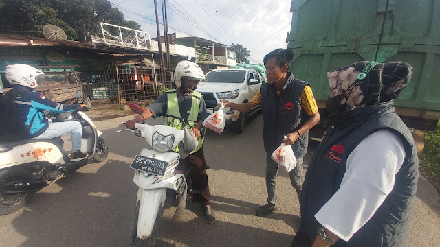 Manfaatkan Momen Ramadhan, Kawan Jurnalis Bagi-Bagi Takjil ke Pengguna Jalan