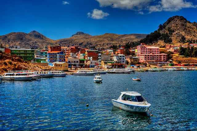 Copacabana, di sisi Danau Titicaca di Bolivia.