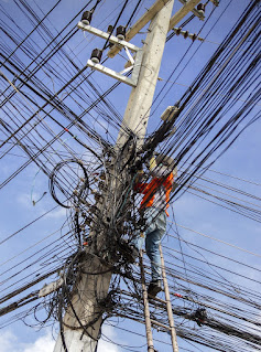 lío de cables de electricidad