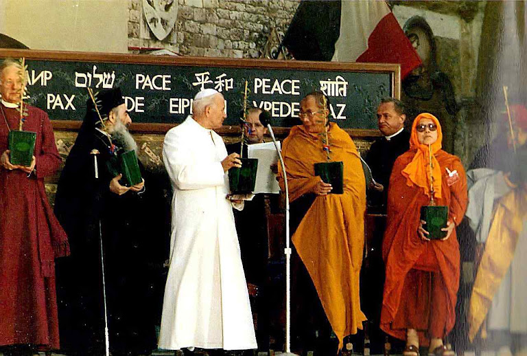 Para o santo e clarividente carmelita, uma confusão imprudente entre as religiões, favorece o ambiente para o Anticristo instaurar sua ditatorial religião universal. Foto: encontro ecumênico de Assis, em 27 de outubro de 1986