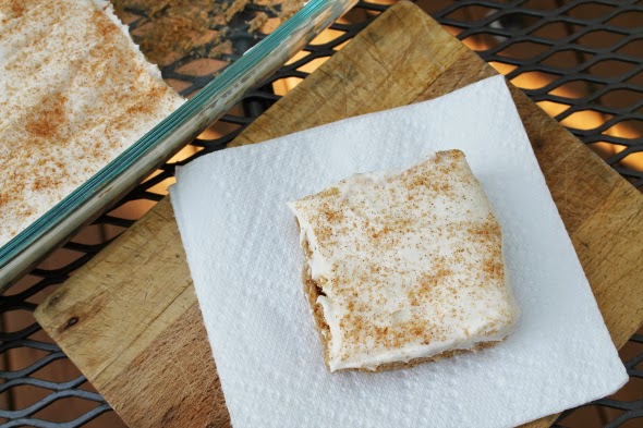 Cinnamon Roll Cookie Bars - best frosting! | WhatchaMakinNow.com