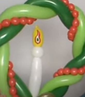 Adventskranz mit Kerze aus Luftballons zur Ballondekoration.