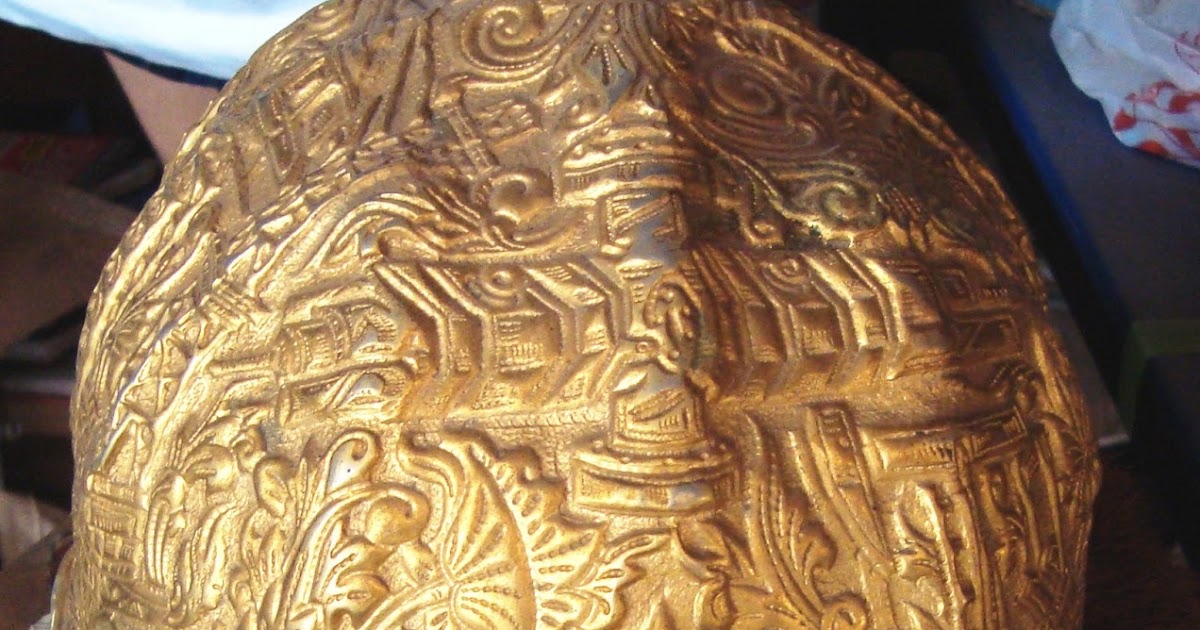antik dan seni Topi Logam dengan Relief Penuh