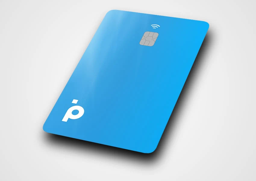 A imagem mostra um cartão de crédito do banco digital PAN posicionado na diagonal  no centro da imagem.