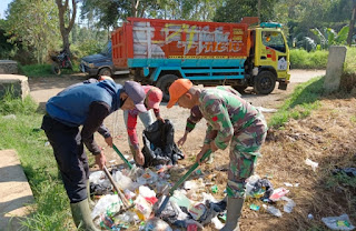 Tanpa Lelah Satgas Citarum Sektor 1 Bersihkan Sampah Yang Ada di Desa.Cikembang