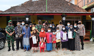 Sinergitas Kapolres Kebumen bersama Forkopimda Bagi-bagi Takjil Menjelang Berbuka Puasa