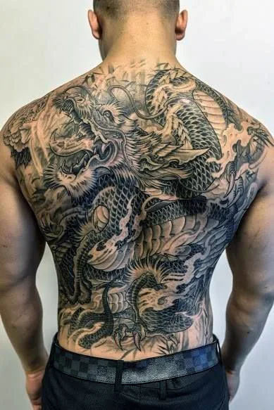 Tatuajes en la espalda de dragón para chico