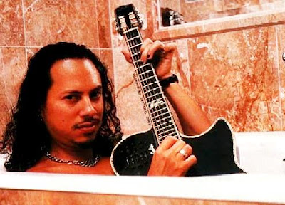 Foto de Kirk Hammett en la ducha con su guitarra