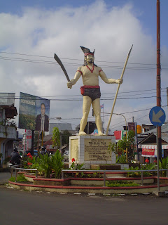 Patung opo Tololiu di pertigaan Jl. raya Tomohon Matani