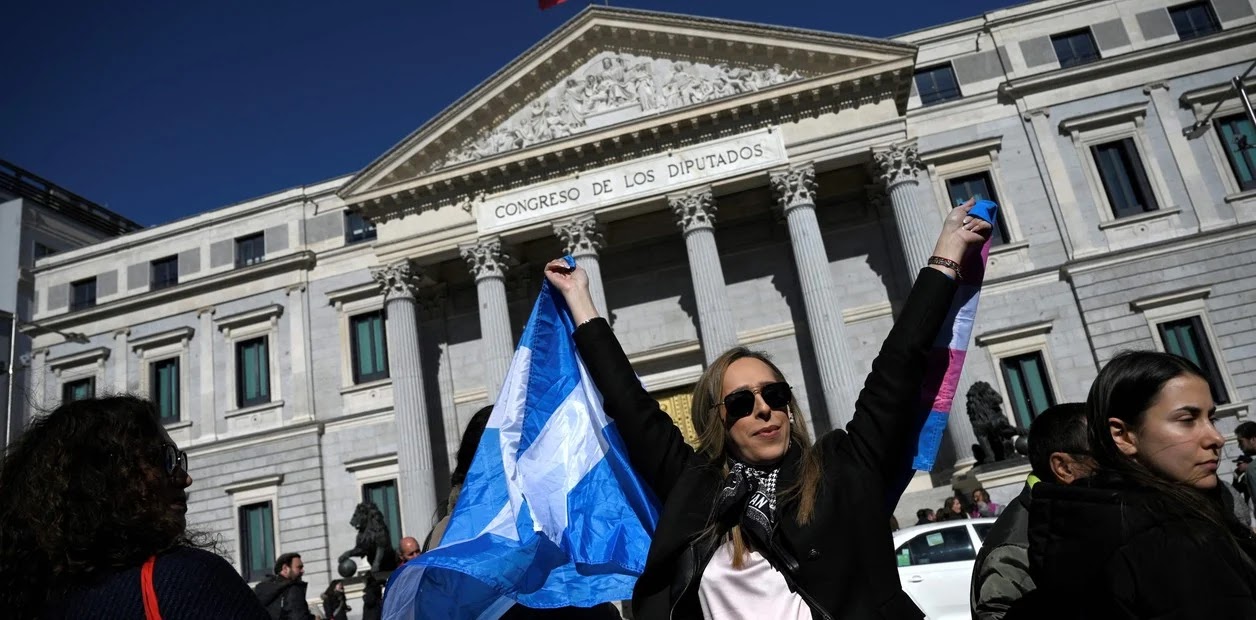 España aprueba dos leyes polémicas sobre el aborto y el cambio de sexo