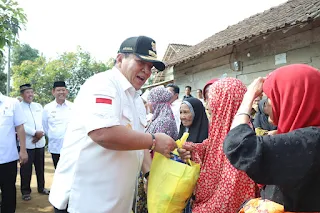Gubernur Lampung Arinal Djunaidi menyalurkan bantuan kursi roda kepada tiga warga penyandang disabilitas dan lansia di Dusun Sinar Jaya, Desa Gunung Sari, Kecamatan Ulu Belu, Tanggamus, Rabu (13/09/2023).