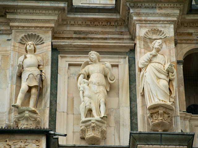 Esculturas centrales fachada de la Cartuja de Pavia