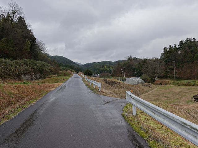 本宮集落から下に行く道