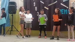 FOTO 4: Alumnos de quinto grado realizando un número de actuación sobre la ropa y sus estereotipos; junto a la seño de inglés Noelia (recitado en inglés).