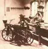 Motor Pertama Bermesin bensin - Gottlieb Daimler 