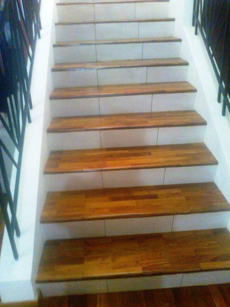 contoh pemasangan papan kayu pada area tangga  Rumah 