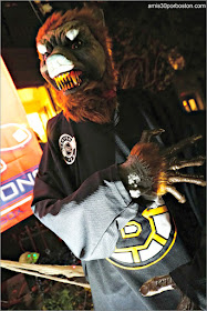 Decoraciones Bruins durante Halloween en Back Bay, Boston