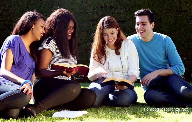 Jóvenes leyendo la Biblia