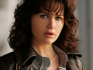 Free wallpapers without watermarks of Carla Gugino at Fullwalls.blogspot.com
