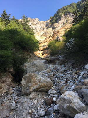 姥湯温泉 駐車場前の光景