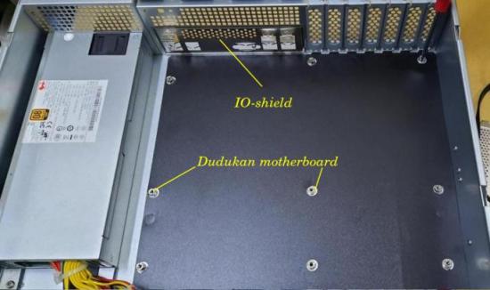 IO-shield dan dudukan pada chassis