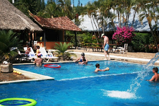 personas bañandose en piscina