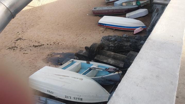 Mesmo em dia de sol esgoto escorre na praia