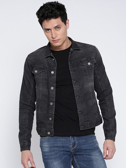 Giới trẻ Sài thành rất ưa chuộng những mẫu denim jacket nhập khẩu từ thương hiệu nước ngoài