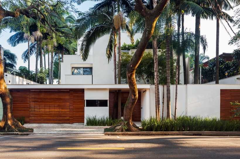 Front facade of Refreshing Brazilian Home by Reinach Mendonça Arquitetos Associados