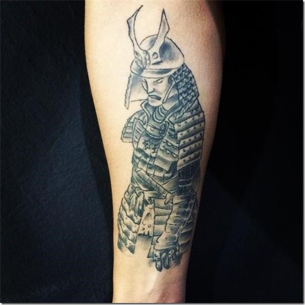 tatuajes-de-samurais-en-tonos-de-gris-en-el-brazo