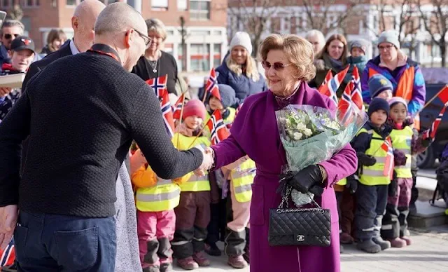 Queen Sonja attended the opening of the Norwegian Festival of Nature Photography. The Queen wore a wine red wool coat