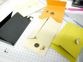 http://danipeuss.blogspot.com/2016/08/minialbum-mit-verstecktem-drahtbinderucken-diy-umschlagen.html