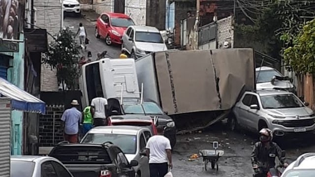 Caminhão carregado de frutas tomba em Santa Cruz