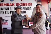 Kepala BNN RI Komjen Petrus Golose Sempatkan Latihan Menembak di Mako Brimob Pada Kunjungan Kerjanya ke Riau
