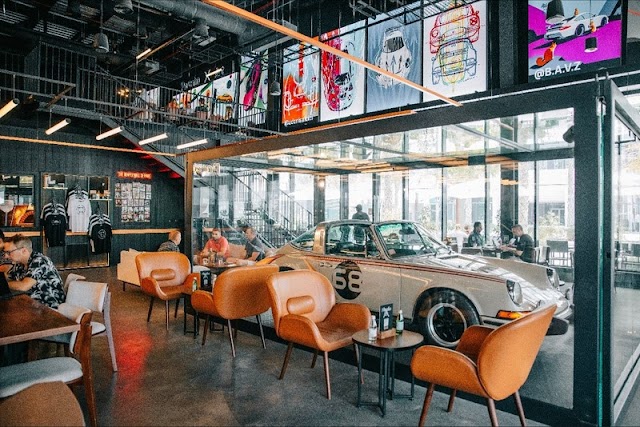 Adonis Alcici tem suas obras expostas na icônica cafeteria Porsche, em Dubai.