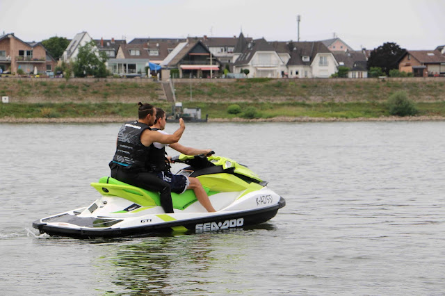 Jetski_am_Rhein