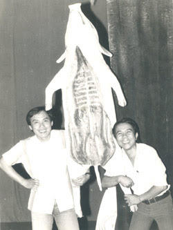 Lưu Quang Vũ (trái) và Doãn Châu tại hậu trường vở “Hồn Trương Ba, da hàng thịt".