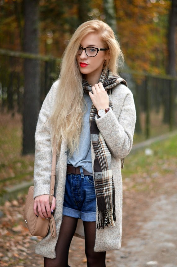 BROWN & BEIGE: woolen coat, levi's shorts and tartan scarf