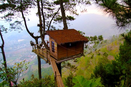 Sensasi Menginap Unik di Rumah  Kayu  dan Asiknya Paralayang 